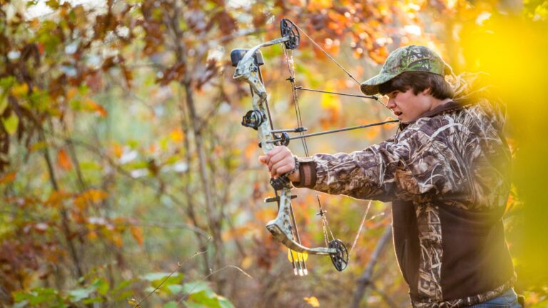 How to shoot a compound bow cover